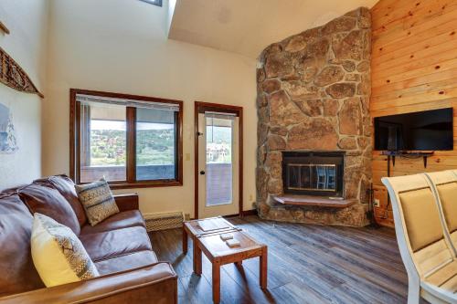 Mountain-View Condo with Pool 2 Mi to Granby Ranch! in Granby, Vereinigte Staaten von Amerika