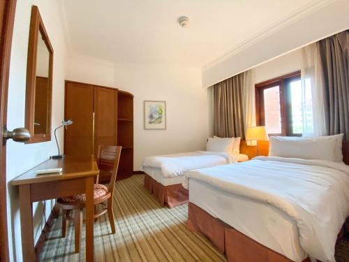 Two-Bedroom Suite with One Queen and Two Single Beds image 3
