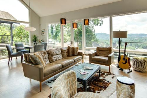 Contemporary Asheville Home with Panoramic Views! in Asheville, USA