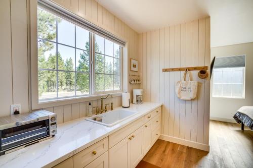 Modern Studio in Bend about 3 Mi to Sunriver Resort! thumb 2