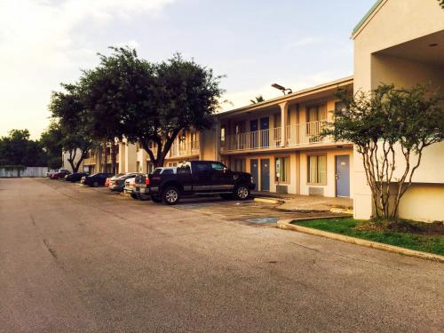 Motel 6-Houston, TX - East - main image