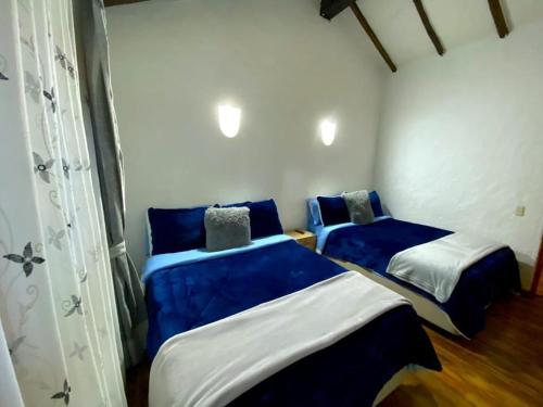 2 double beds
