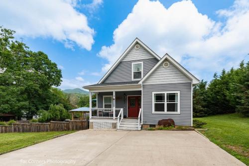 B&B Asheville - Mama Bears Blue Bungalow - Bed and Breakfast Asheville