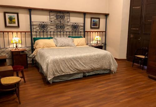 1 king bed, 1 sofa bed