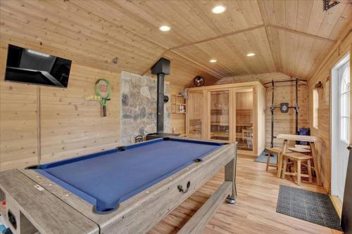 Vacation Home w/Hot Tub/Sauna and Gaming Room