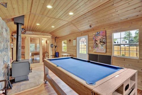 Vacation Home w/Hot Tub/Sauna and Gaming Room