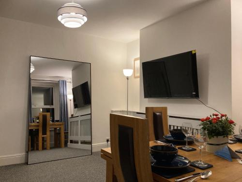 Beautiful apartment one double bedroom with additional single bed and one single bedroom with a sofa in Efford