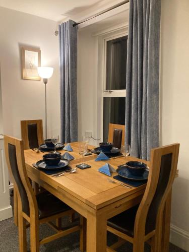 Beautiful apartment one double bedroom with additional single bed and one single bedroom with a sofa in Efford