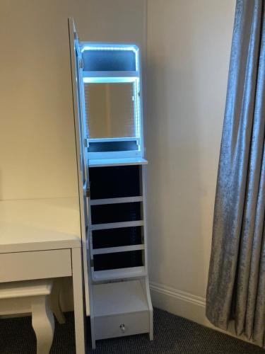 Beautiful apartment one double bedroom with additional single bed and one single bedroom with a sofa in Efford