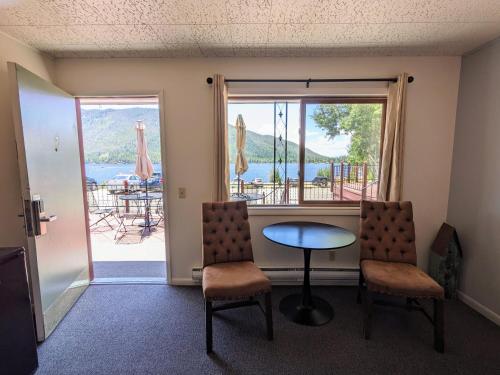 Western Riviera Lakeside Lodging