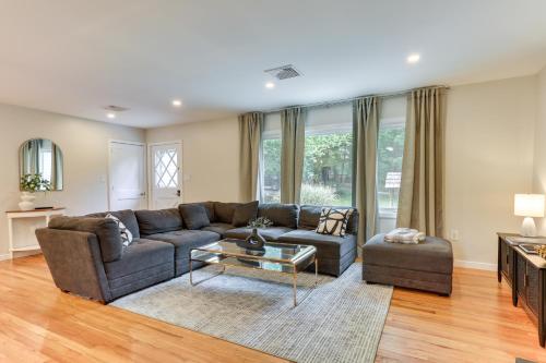 Sauna, Fire Pit Spacious and Serene Poconos Getaway in 卡纳登西斯