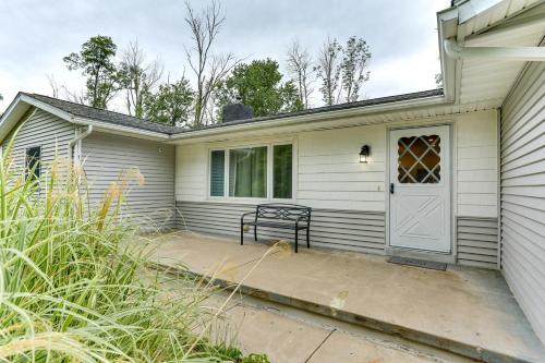 Sauna, Fire Pit Spacious and Serene Poconos Getaway in 卡纳登西斯