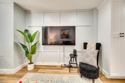 Charming Alexandria Vacation Rental in Old Town! in Alexandria, USA