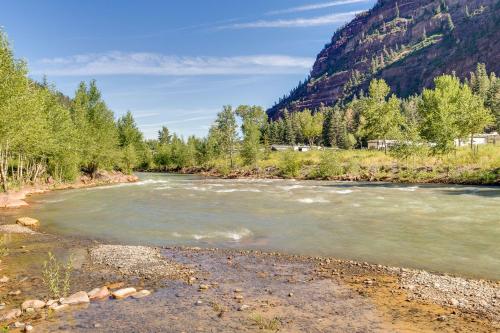 Riverfront Ouray Vacation Home about 1 Mi to Downtown!