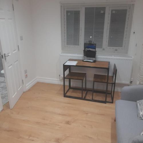 Beautiful loft with En-Suit in a family house,, London (photo 8)