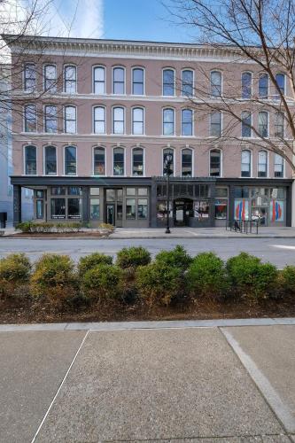 2br Apartment With King Beds, Historic Charm in Louisville, USA