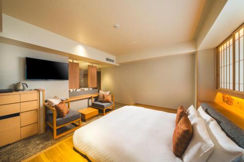 Deluxe King Room - Non-Smoking image 10