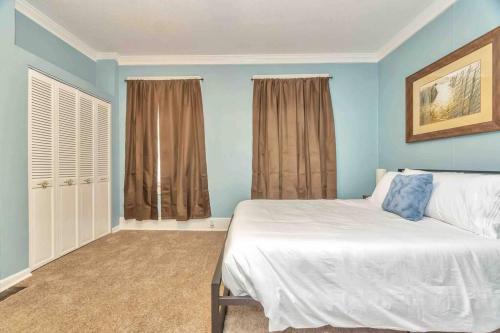 *The Rustic Haven Hideout Near Downtown* in Montgomery, USA