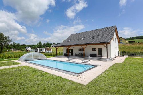 . Holiday House Adam