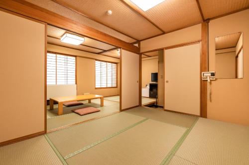 Large Japanese-Style Family Room - Smoking