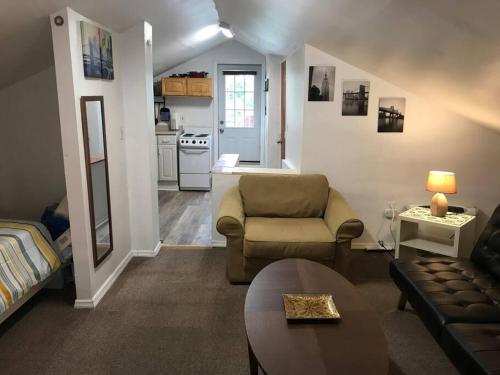 Cozy Alcove Studio Apt w Outdoor deck w NYC Views