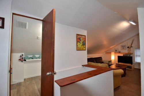 Cozy Alcove Studio Apt w Outdoor deck w NYC Views