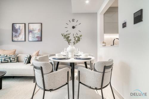 Polished 1BR at Binghatti Creek Al Jadaf by Deluxe Holiday Homes, Dubai (photo 2)