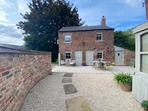 Grooms Cottage next to Sheriff Hutton Castle