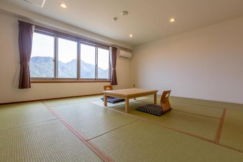 Maisonette - Large Twin Room with Tatami Area with Bathroom - Non-Smoking