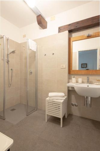 One-Bedroom Apartment image 4