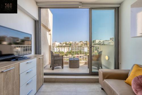 Penthouse Studio, with with private Balcony & WIFI by 360 Estates