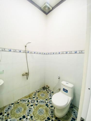 Bathroom, Nha Nghi Quoc Hung in Trang Dai