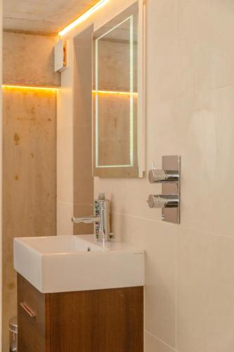 Incredible 2BD Loft by Regents Canal - Haggerston - image 8