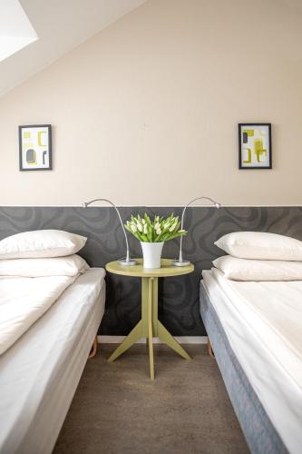 2 twin beds