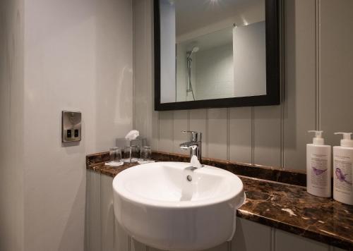 Bridge Hotel - image 11