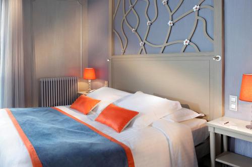 Guestroom, Rochester Champs Elysees Hotel near Rue du Faubourg Saint-Honore Street