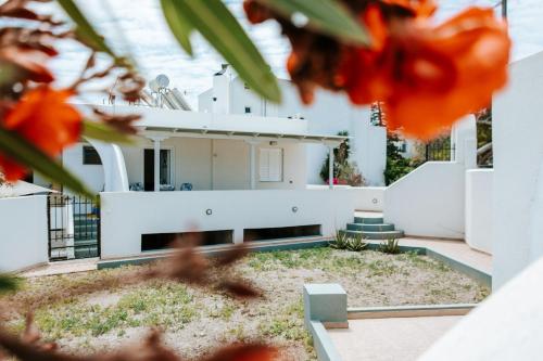 Kert, Finikas Home in Kamari