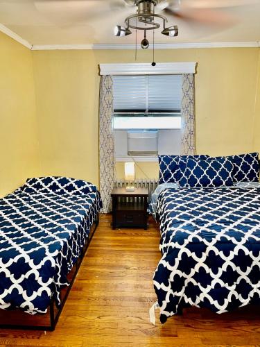 LGA airport 3 mins, 3 BR duplex plus Parking and private backyard, 9mins subway!