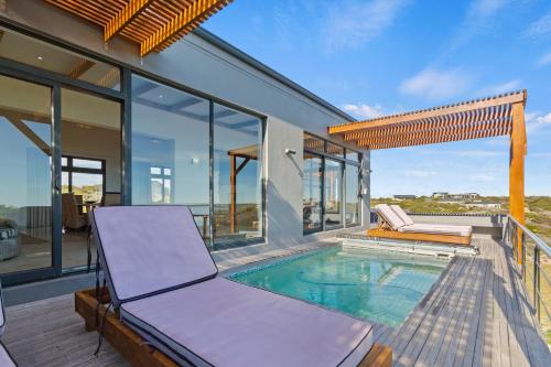 Peldbaseins, Romansbaai Moksha on the Sea in Birkenhead