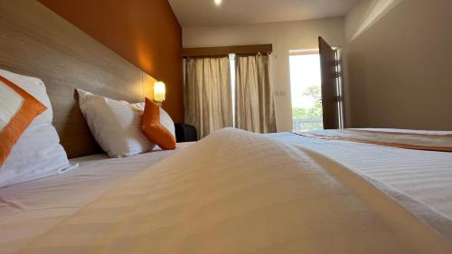 Deluxe Room image 2