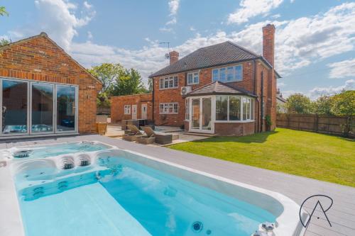 Chic Home, Hot Tub, Hydro Pool & Gym - 15 Mins to Windsor