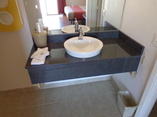Motel 6 Dumas, TX - 화장실