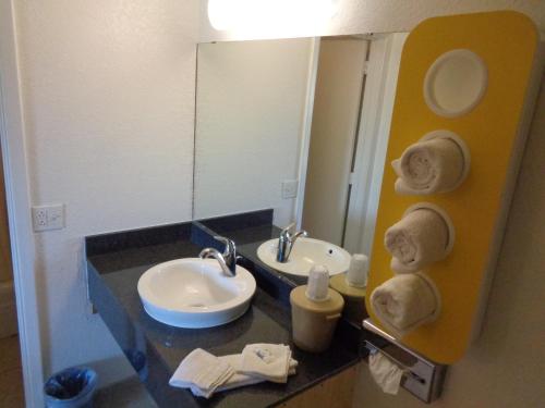 Motel 6 Dumas, TX - 화장실