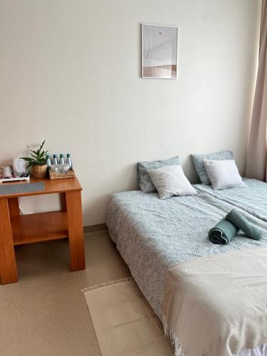 1 queen bed, 2 twin beds