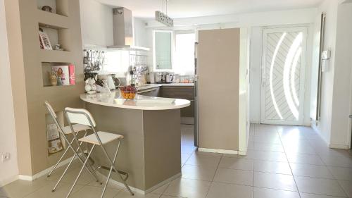 Kitchen, Chez Nous dans notre petit jardin in Alco