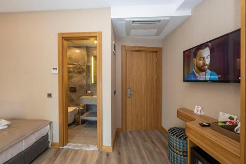 Standard Double Room image 4