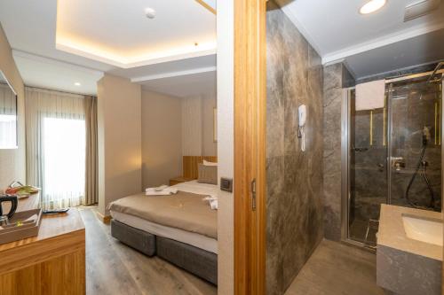 Standard Double Room image 3