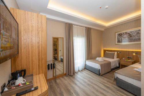Standard Twin Room image 4