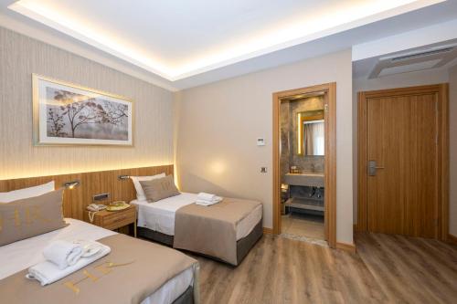 Standard Twin Room image 5