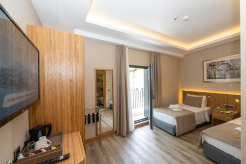 Standard Twin Room image 6